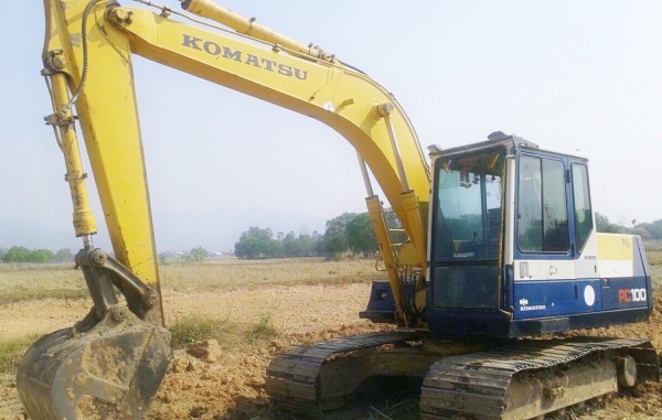 KOMATSU PC 100-5 รถบอดี้สวยมากครับพร้อมทำงานได้เลยไม่มีปัญหา ไฟฟ้าหน้าจอเต็ม เครื่องเดิมปั๊มเดิมๆแห้งดีแรงดีสุดๆครับ ภายในเก๋งสวยสะอาด แอร์เย็น ควบคุมง่ายคล่องตัวดีมาก ภายนอกบูมอาร์มสวยไม่มีปะ เอวแน่น ช่วงล่างดีโรลเลอร์โซ่บูทใบแทรกหนาดีประมาณ 70\% พร้อมทำง