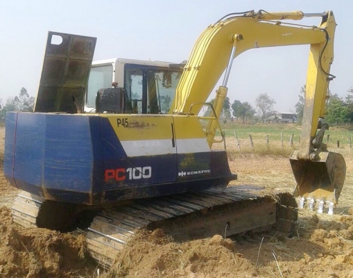 KOMATSU PC 100-5 รถบอดี้สวยมากครับพร้อมทำงานได้เลยไม่มีปัญหา ไฟฟ้าหน้าจอเต็ม เครื่องเดิมปั๊มเดิมๆแห้งดีแรงดีสุดๆครับ ภายในเก๋งสวยสะอาด แอร์เย็น ควบคุมง่ายคล่องตัวดีมาก ภายนอกบูมอาร์มสวยไม่มีปะ เอวแน่น ช่วงล่างดีโรลเลอร์โซ่บูทใบแทรกหนาดีประมาณ 70\% พร้อมทำง