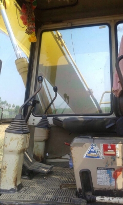 KOMATSU PC 100-5 รถบอดี้สวยมากครับพร้อมทำงานได้เลยไม่มีปัญหา ไฟฟ้าหน้าจอเต็ม เครื่องเดิมปั๊มเดิมๆแห้งดีแรงดีสุดๆครับ ภายในเก๋งสวยสะอาด แอร์เย็น ควบคุมง่ายคล่องตัวดีมาก ภายนอกบูมอาร์มสวยไม่มีปะ เอวแน่น ช่วงล่างดีโรลเลอร์โซ่บูทใบแทรกหนาดีประมาณ 70\% พร้อมทำง