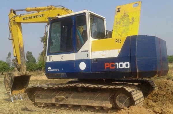 KOMATSU PC 100-5 รถบอดี้สวยมากครับพร้อมทำงานได้เลยไม่มีปัญหา ไฟฟ้าหน้าจอเต็ม เครื่องเดิมปั๊มเดิมๆแห้งดีแรงดีสุดๆครับ ภายในเก๋งสวยสะอาด แอร์เย็น ควบคุมง่ายคล่องตัวดีมาก ภายนอกบูมอาร์มสวยไม่มีปะ เอวแน่น ช่วงล่างดีโรลเลอร์โซ่บูทใบแทรกหนาดีประมาณ 70\% พร้อมทำง