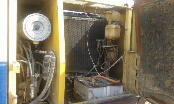 KOMATSU PC 100-5 รถบอดี้สวยมากครับพร้อมทำงานได้เลยไม่มีปัญหา ไฟฟ้าหน้าจอเต็ม เครื่องเดิมปั๊มเดิมๆแห้งดีแรงดีสุดๆครับ ภายในเก๋งสวยสะอาด แอร์เย็น ควบคุมง่ายคล่องตัวดีมาก ภายนอกบูมอาร์มสวยไม่มีปะ เอวแน่น ช่วงล่างดีโรลเลอร์โซ่บูทใบแทรกหนาดีประมาณ 70\% พร้อมทำง