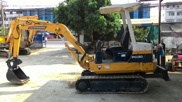 ขายด่วน รถขุด KOMATSU PC30-6 เก่า  ญี่ปุ่น  สภาพสวย  ชั่วโมงการทำงานน้อยมากๆๆ     สนใจโทร  089-3818694  ดวงนภา