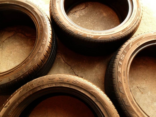 ยางแก้มเตี้ยขอบ17 แม็กซิสMAXXIS 215-50-R17ลงพื้นปี13(4เส้น2,900บ) ยางแก้มเตี้ยขอบ17 แม็กซิสMAXXIS 215-50-R17ลงพื้นปี13(4เส้น2,900บ)