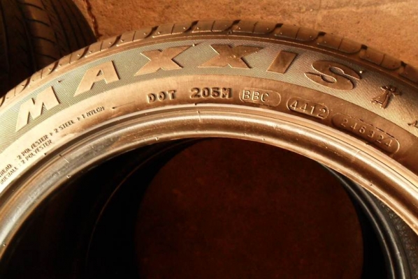 ยางแก้มเตี้ยขอบ17 แม็กซิสMAXXIS 215-50-R17ลงพื้นปี13(4เส้น2,900บ) ยางแก้มเตี้ยขอบ17 แม็กซิสMAXXIS 215-50-R17ลงพื้นปี13(4เส้น2,900บ)