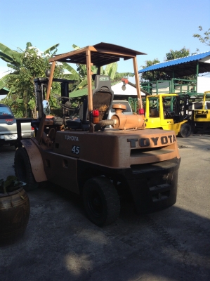 +++ ขายโฟล์คลิฟท์  TOYOTA FD40  ขนาด  4  ตัน  (รถนอก)  เครื่องยนต์ดีเซล  เสา  3  เมตร   งา 1,300  มม.   เกียร์ธรรมดา   ล้อหน้าาคู่  ยางลม