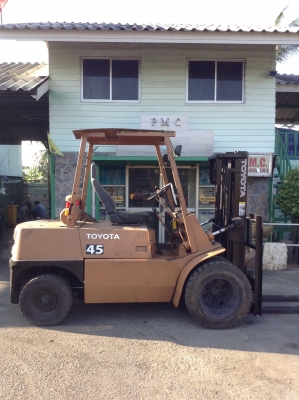 +++ ขายโฟล์คลิฟท์  TOYOTA FD40  ขนาด  4  ตัน  (รถนอก)  เครื่องยนต์ดีเซล  เสา  3  เมตร   งา 1,300  มม.   เกียร์ธรรมดา   ล้อหน้าาคู่  ยางลม