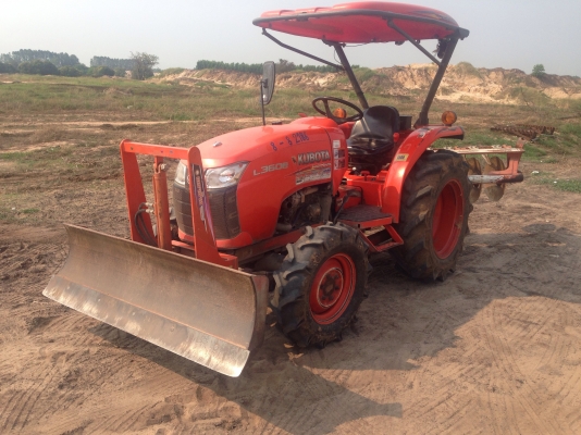 รถไถ KUBOTA L3608 มีภาพวีดีโอ อายุการใช้งาน พร้อมอุปกรณ์ 3 รายการ ผานดันหน้า โรตารี ผาน 5 เครื่ิองดี