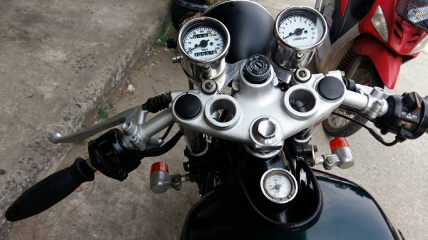 ขาย sr400 อินวอย  แต่งคาเฟ่สวยๆ รถเลี่ยมกริ๊บ เครื่องแน่นๆ ระบบไฟใช้ได้ทุกจุด ไมล์ขึ้น รอบขึ้น  ยางเต็ม ของแต่งพอสมควรตามรูป เอาไปขับหล่ออย่างเดียว  ขาย 63000 สนใจโทร 0903120561 Line: nooksh. (มีจุด)