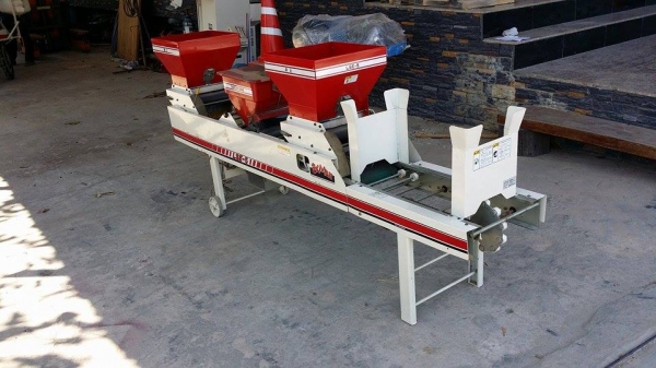 เครื่องโรยเมล็ด LSE-5  เก่าญี่ปุ่น ใช้มอเตอร์ขับเคลื่่อน มีกรวยใส่แกลบและข้า่วเปลือก ทำให้การโรยเป็นไปอย่างสมำ่เสมอ  สภาพสวยพร้อมใช้งาน