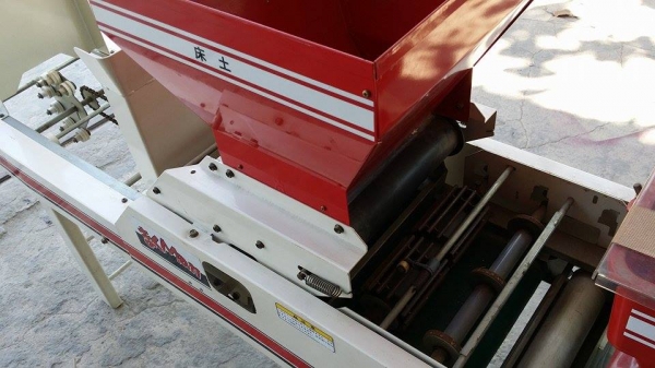 เครื่องโรยเมล็ด LSE-5  เก่าญี่ปุ่น ใช้มอเตอร์ขับเคลื่่อน มีกรวยใส่แกลบและข้า่วเปลือก ทำให้การโรยเป็นไปอย่างสมำ่เสมอ  สภาพสวยพร้อมใช้งาน