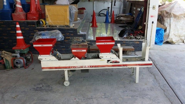 เครื่องโรยเมล็ด LSE-5  เก่าญี่ปุ่น ใช้มอเตอร์ขับเคลื่่อน มีกรวยใส่แกลบและข้า่วเปลือก ทำให้การโรยเป็นไปอย่างสมำ่เสมอ  สภาพสวยพร้อมใช้งาน