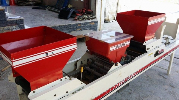 เครื่องโรยเมล็ด LSE-5  เก่าญี่ปุ่น ใช้มอเตอร์ขับเคลื่่อน มีกรวยใส่แกลบและข้า่วเปลือก ทำให้การโรยเป็นไปอย่างสมำ่เสมอ  สภาพสวยพร้อมใช้งาน