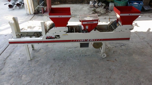 เครื่องโรยเมล็ด LSE-5  เก่าญี่ปุ่น ใช้มอเตอร์ขับเคลื่่อน มีกรวยใส่แกลบและข้า่วเปลือก ทำให้การโรยเป็นไปอย่างสมำ่เสมอ  สภาพสวยพร้อมใช้งาน