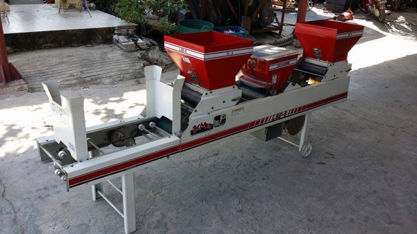 เครื่องโรยเมล็ด LSE-5  เก่าญี่ปุ่น ใช้มอเตอร์ขับเคลื่่อน มีกรวยใส่แกลบและข้า่วเปลือก ทำให้การโรยเป็นไปอย่างสมำ่เสมอ  สภาพสวยพร้อมใช้งาน