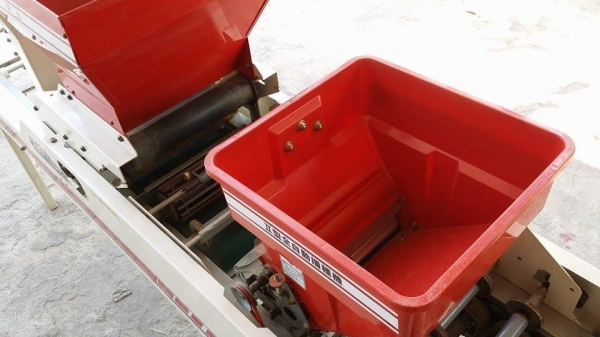 เครื่องโรยเมล็ด LSE-5  เก่าญี่ปุ่น ใช้มอเตอร์ขับเคลื่่อน มีกรวยใส่แกลบและข้า่วเปลือก ทำให้การโรยเป็นไปอย่างสมำ่เสมอ  สภาพสวยพร้อมใช้งาน