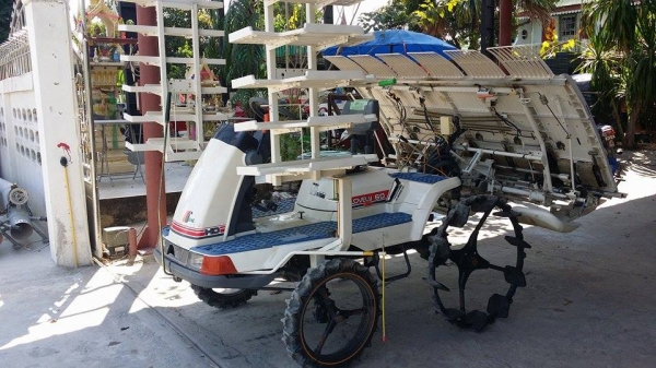 รถปลูกข้าวนั่งขับ  ISEKI   รุ่น HD60 เก่าญี่ปุ่น  ดำนา 6 แถว มีชั้นด้านข้างสำหรับวางกล้า  สภาพสวย