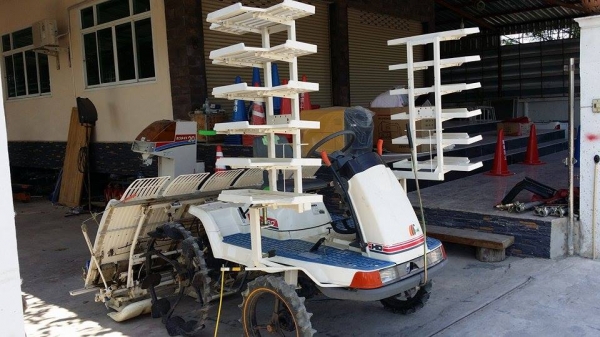 รถปลูกข้าวนั่งขับ  ISEKI   รุ่น HD60 เก่าญี่ปุ่น  ดำนา 6 แถว มีชั้นด้านข้างสำหรับวางกล้า  สภาพสวย