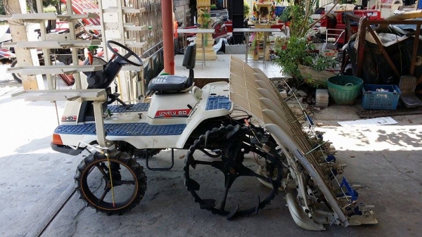 รถปลูกข้าวนั่งขับ  ISEKI   รุ่น HD60 เก่าญี่ปุ่น  ดำนา 6 แถว มีชั้นด้านข้างสำหรับวางกล้า  สภาพสวย