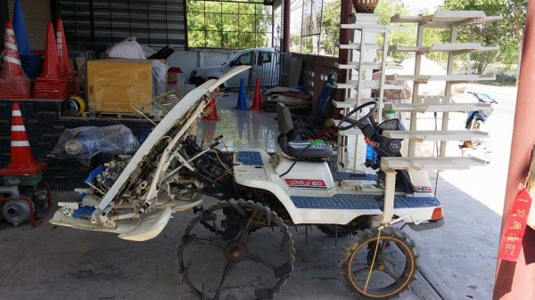 รถปลูกข้าวนั่งขับ  ISEKI   รุ่น HD60 เก่าญี่ปุ่น  ดำนา 6 แถว มีชั้นด้านข้างสำหรับวางกล้า  สภาพสวย