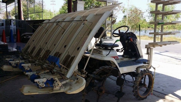 รถปลูกข้าวนั่งขับ  ISEKI   รุ่น HD60 เก่าญี่ปุ่น  ดำนา 6 แถว มีชั้นด้านข้างสำหรับวางกล้า  สภาพสวย