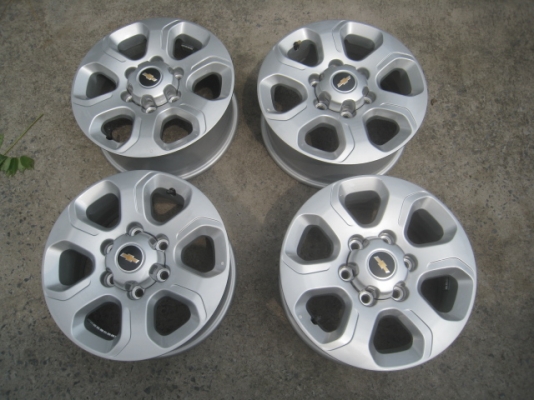 ขายล้อแม็กป้ายแดง Chev colorado 16" สนใจติดต่อเล็กคลองสามครับ 081-3747940