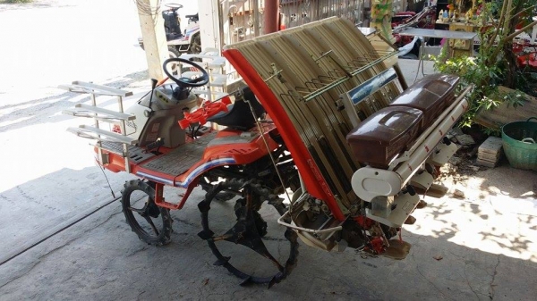 รถปลูกข้าวนั่งขับ  KUBOTA  รุ่น SPA5  เก่าญี่ปุ่น  ดำนา 5 แถว มีกล่องหยอดปุ๋ยด้านท้าย  มีชั้นด้านข้างสำหรับวางกล้า สภาพสวย