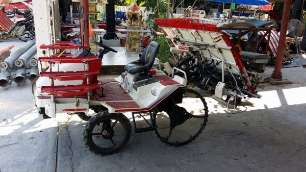 รถดำนานั่งขับ เก่าญี่ปุ่น  YANMAR รุ่น  RR650 เครื่องยนต์ดีเซล ขนาด 12 แรง ดำนา 6 แถว มีกล่องหยอดปุ๋ยด้านท้าย