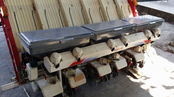 รถดำนานั่งขับ เก่าญี่ปุ่น  YANMAR รุ่น  RR650 เครื่องยนต์ดีเซล ขนาด 12 แรง ดำนา 6 แถว มีกล่องหยอดปุ๋ยด้านท้าย