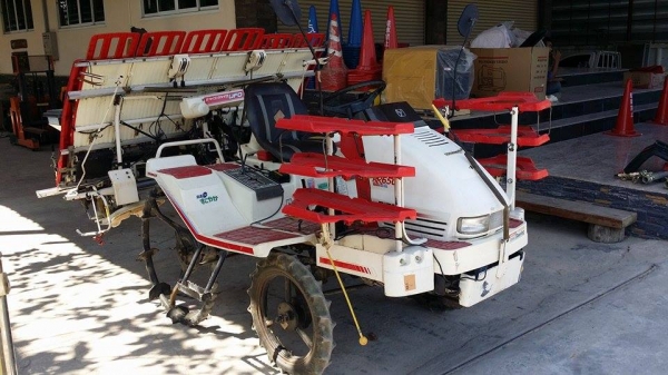 รถดำนานั่งขับ เก่าญี่ปุ่น  YANMAR รุ่น  RR650 เครื่องยนต์ดีเซล ขนาด 12 แรง ดำนา 6 แถว มีกล่องหยอดปุ๋ยด้านท้าย