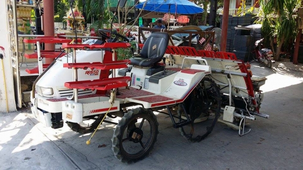 รถดำนานั่งขับ เก่าญี่ปุ่น  YANMAR รุ่น  RR650 เครื่องยนต์ดีเซล ขนาด 12 แรง ดำนา 6 แถว มีกล่องหยอดปุ๋ยด้านท้าย