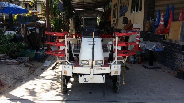 รถดำนานั่งขับ เก่าญี่ปุ่น  YANMAR รุ่น  RR650 เครื่องยนต์ดีเซล ขนาด 12 แรง ดำนา 6 แถว มีกล่องหยอดปุ๋ยด้านท้าย