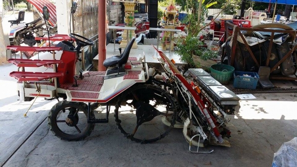 รถดำนานั่งขับ เก่าญี่ปุ่น  YANMAR รุ่น  RR650 เครื่องยนต์ดีเซล ขนาด 12 แรง ดำนา 6 แถว มีกล่องหยอดปุ๋ยด้านท้าย