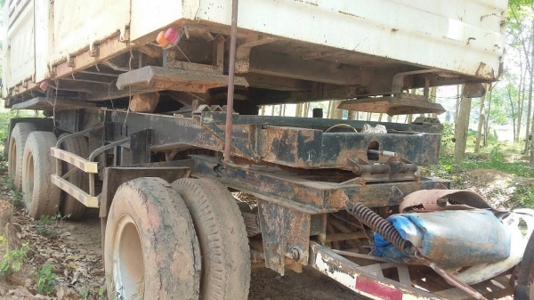 ขายหางพ่วง สามมิต  3  เพลา. ปี 49 - 50  ( มีขาย 3 หาง. ) / หาง สามมิต 2 เพลา. ปี 49. ( 1 หาง. )     สนใจติดต่อ  081 - 6079515