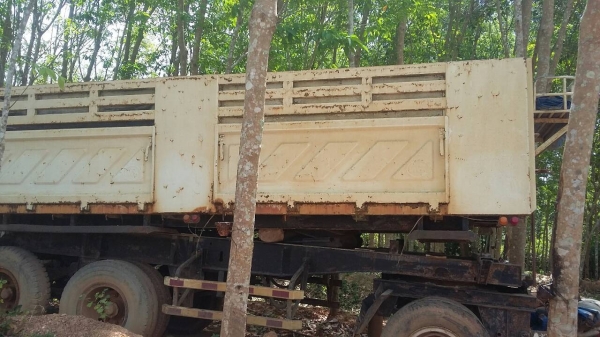 ขายหางพ่วง สามมิต  3  เพลา. ปี 49 - 50  ( มีขาย 3 หาง. ) / หาง สามมิต 2 เพลา. ปี 49. ( 1 หาง. )     สนใจติดต่อ  081 - 6079515