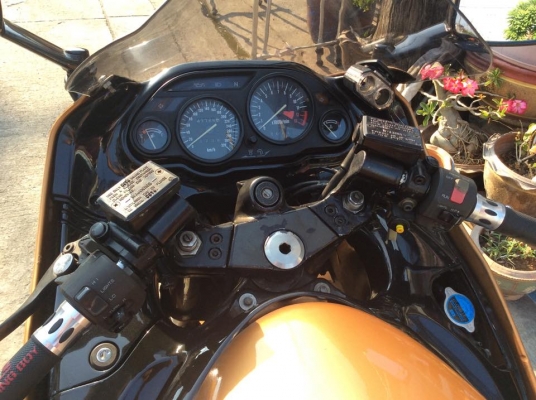 เก็บรายละเอียดเสร็จแล้วครับ ขายครับkawasaki. Zzr 1100.cc. รถจบครับพร้อมใช้ พร้อมออกทริป เครื่องแห้งๆผ้าเบรกใหม่ ยางดีสีสวย คาบูล้างแล้วถังล้างแล้วหัวเทียนเปลี่ยนใหม่น้ำมันเครื่องเปลี่ยนแล้ว ไฟหน้าซีนอน ท่อคู่งามๆความร้อนจบเกขึ้นครบ รอเดินเบานิ่ง บิดติดมือ