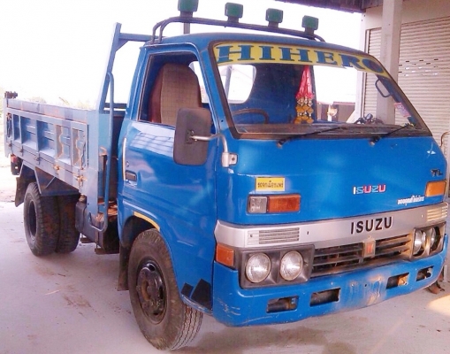 ISUZU ELF 88 HP หกล้อดั๊มพ์ กระบะดั๊มพ์เหล็กบรรทุก 4-5 คิวยิงหน้า ความยาว 3.40 เมตรสภาพสวยพร้อมบรรทุกได้เลยครับ เครื่องแรงดีไม่เยิ้ม ภายในเก๋งคอนโซลครบพร้อม พวงมาลัยธรรมดา ช่วงล่างคัชซีไม่มีบวม ยาง 7.50 ขอบ 16 สภาพดีพร้อมใช้งานได้เลย เอกสารทะเบียนครบพร้อม