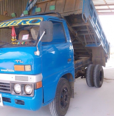 ISUZU ELF 88 HP หกล้อดั๊มพ์ กระบะดั๊มพ์เหล็กบรรทุก 4-5 คิวยิงหน้า ความยาว 3.40 เมตรสภาพสวยพร้อมบรรทุกได้เลยครับ เครื่องแรงดีไม่เยิ้ม ภายในเก๋งคอนโซลครบพร้อม พวงมาลัยธรรมดา ช่วงล่างคัชซีไม่มีบวม ยาง 7.50 ขอบ 16 สภาพดีพร้อมใช้งานได้เลย เอกสารทะเบียนครบพร้อม