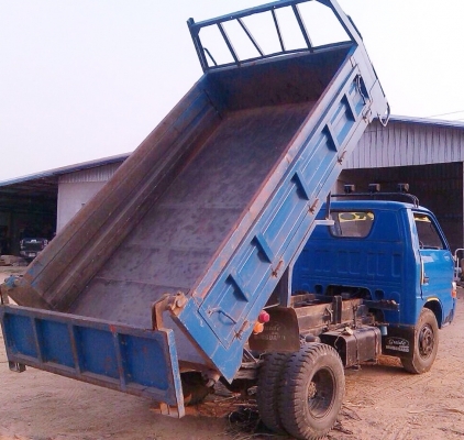 ISUZU ELF 88 HP หกล้อดั๊มพ์ กระบะดั๊มพ์เหล็กบรรทุก 4-5 คิวยิงหน้า ความยาว 3.40 เมตรสภาพสวยพร้อมบรรทุกได้เลยครับ เครื่องแรงดีไม่เยิ้ม ภายในเก๋งคอนโซลครบพร้อม พวงมาลัยธรรมดา ช่วงล่างคัชซีไม่มีบวม ยาง 7.50 ขอบ 16 สภาพดีพร้อมใช้งานได้เลย เอกสารทะเบียนครบพร้อม