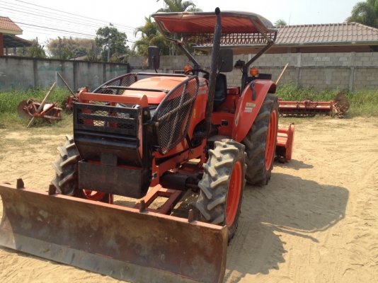 ขายรถ KUBOTA M 6040 สภาพดีพร้อมใช้งานมีอุปกรณ์ครบ3ชิ้นด้นหน้า ผานพรวนและโรตารี่ 2.20เมตร