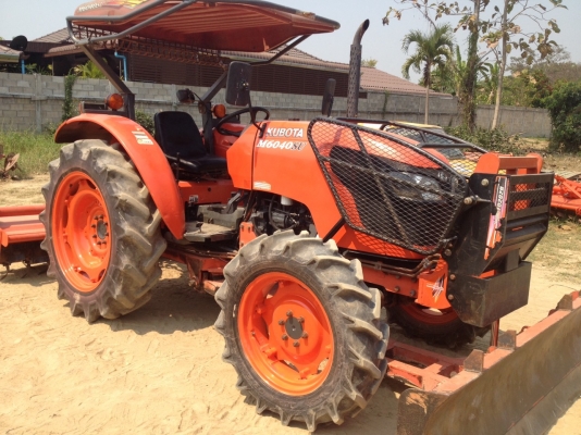 ขายรถ KUBOTA M 6040 สภาพดีพร้อมใช้งานมีอุปกรณ์ครบ3ชิ้นด้นหน้า ผานพรวนและโรตารี่ 2.20เมตร