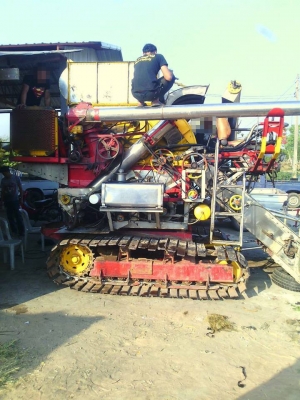 **380,000 บ.ต่อรอง///รถเกี่ยวข้าว ไอ้หนุ่มไฟไว-195** ขาย เกษตรพัฒนา รถเกี่ยวข้าวแบบอุ้ม "ไอ้หนุ่มไวไฟ" อุ้ม2.5ตัน เครื่องยนต์ HINO HO7D-195แรง ไม่โบ เครื่องวางด้านบน(ตามรูป) ปั้มแฝดอีตั้น เบอร์22 มอร์ตอร์ไดกิ้นเบอร์22 ช่วงล่างใหญ่ ตัวเดินแทร็กเต **380,000 บ.ต่อรอง///รถเกี่ยวข้าว ไอ้หนุ่มไฟไว-195** ขาย เกษตรพัฒนา รถเกี่ยวข้าวแบบอุ้ม "ไอ้หนุ่มไวไฟ" อุ้ม2.5ตัน เครื่องยนต์ HINO HO7D-195แรง ไม่โบ เครื่องวางด้านบน(ตามรูป) ปั้มแฝดอีตั้น เบอร์22 มอร์ตอร์ไดกิ้นเบอร์22 ช่วงล่างใหญ่ ตัวเดินแทร็กเต