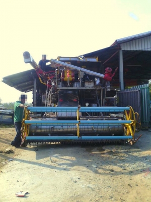 **380,000 บ.ต่อรอง///รถเกี่ยวข้าว ไอ้หนุ่มไฟไว-195** ขาย เกษตรพัฒนา รถเกี่ยวข้าวแบบอุ้ม "ไอ้หนุ่มไวไฟ" อุ้ม2.5ตัน เครื่องยนต์ HINO HO7D-195แรง ไม่โบ เครื่องวางด้านบน(ตามรูป) ปั้มแฝดอีตั้น เบอร์22 มอร์ตอร์ไดกิ้นเบอร์22 ช่วงล่างใหญ่ ตัวเดินแทร็กเต **380,000 บ.ต่อรอง///รถเกี่ยวข้าว ไอ้หนุ่มไฟไว-195** ขาย เกษตรพัฒนา รถเกี่ยวข้าวแบบอุ้ม "ไอ้หนุ่มไวไฟ" อุ้ม2.5ตัน เครื่องยนต์ HINO HO7D-195แรง ไม่โบ เครื่องวางด้านบน(ตามรูป) ปั้มแฝดอีตั้น เบอร์22 มอร์ตอร์ไดกิ้นเบอร์22 ช่วงล่างใหญ่ ตัวเดินแทร็กเต