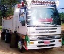 HINO FC2J - 210 HP JO8C หกล้อดั๊มพ์ รถสวยจัดชุดแต่งพรีเมี่ยมรอบคันเงางาม กระบะดั๊มพ์เหล็ก 5 ตันความยาว 3.60 เมตรพร้อมบรรทุกพร้อมใช้งานได้เลย เครื่องยนต์แรงดีไม่มีเยิ้ม ภายในเก๋งสวยสะอาด แอร์เย็น พวงมาลัยเพาเวอร์ ระบบเบรคทริ๊ปฟี้ครบครัน ช่วงล่างแน่นคัชซีสว