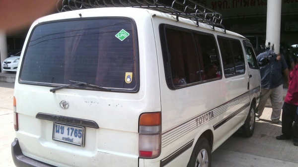 TOYOTA HIACE ปี40 เครื่อง 2J กินแกสลงเล่มแล้ว สีสวยไม่เคยทำเลย ภาษีเต็ม