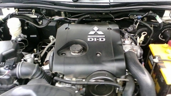 มิซซูบิชิ ปาเจโร่  ปี 2010 ขายแพ็กคู่ 2คัน  สีขาว กับ สีเทา