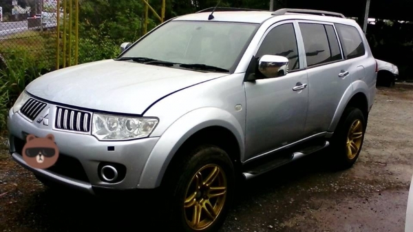 มิซซูบิชิ ปาเจโร่  ปี 2010 ขายแพ็กคู่ 2คัน  สีขาว กับ สีเทา