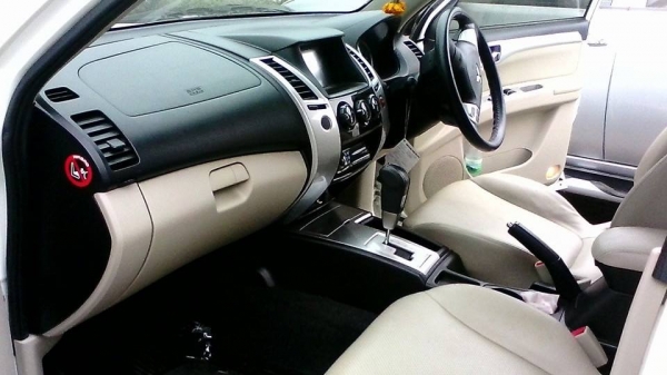 มิซซูบิชิ ปาเจโร่  ปี 2010 ขายแพ็กคู่ 2คัน  สีขาว กับ สีเทา