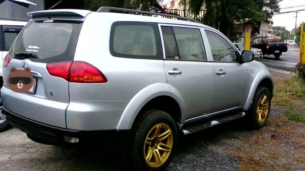 มิซซูบิชิ ปาเจโร่  ปี 2010 ขายแพ็กคู่ 2คัน  สีขาว กับ สีเทา