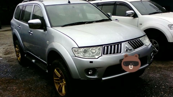 มิซซูบิชิ ปาเจโร่  ปี 2010 ขายแพ็กคู่ 2คัน  สีขาว กับ สีเทา