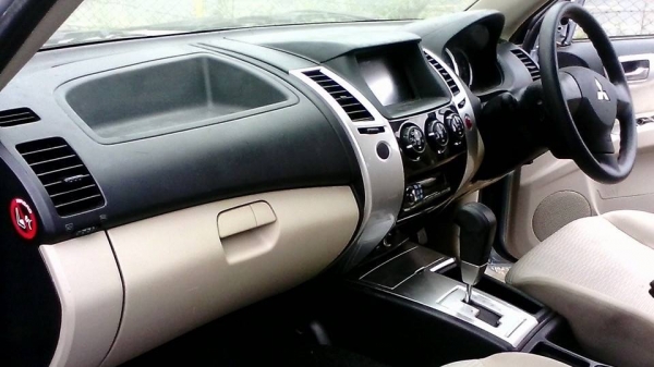 มิซซูบิชิ ปาเจโร่  ปี 2010 ขายแพ็กคู่ 2คัน  สีขาว กับ สีเทา